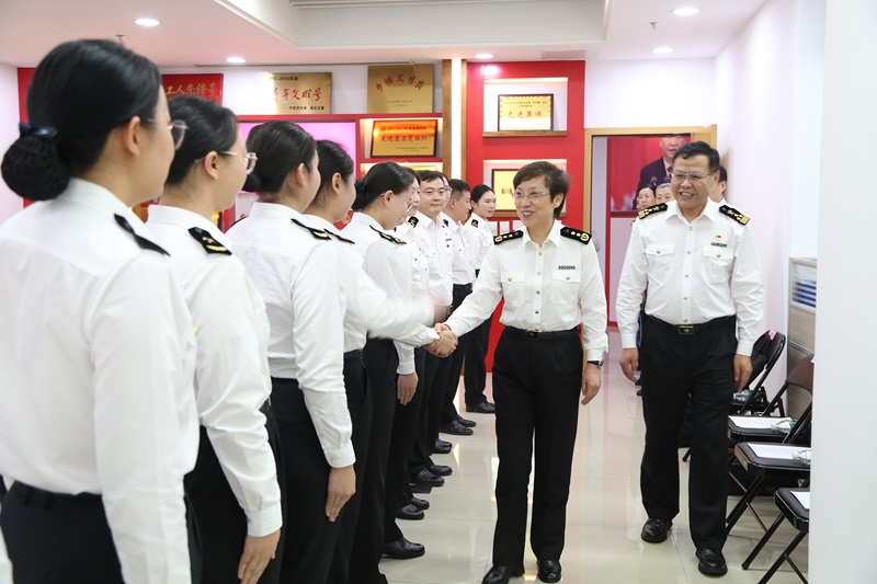 图为：海关总署政治部主任吕伟红到海口海关慰问调研