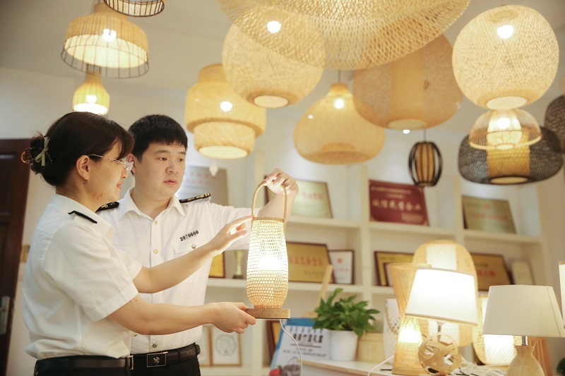 图为湖州海关关员在竹编灯具出口企业开展调研  谢颖摄.jpg