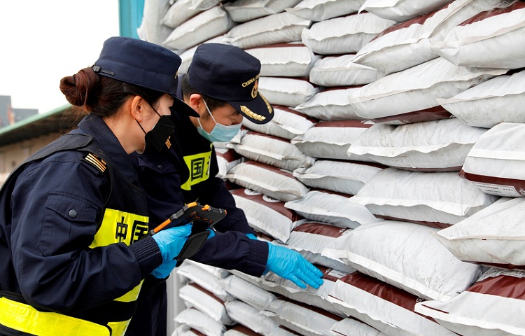 烟台海关查获60吨禁止进口固体废物（图）